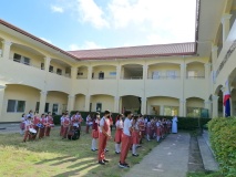 Filippine Gli alunni della scuola di Cavite, accolgono festosamente la Superiora Generale, Madre Maria Concepciòn, giunta dall’Italia.