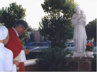 Mons. Natalino Zagotto benedice la statua di S. Giuseppe